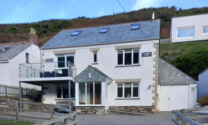 Trebarwith Strand House | Karrek View - Trebarwith Strand (Sleeps 8-10)