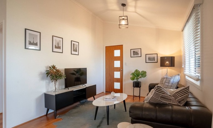 Melville Cottage | Kastel Elle - a quiet, cozy, and contemporary 2-bedroom cottage