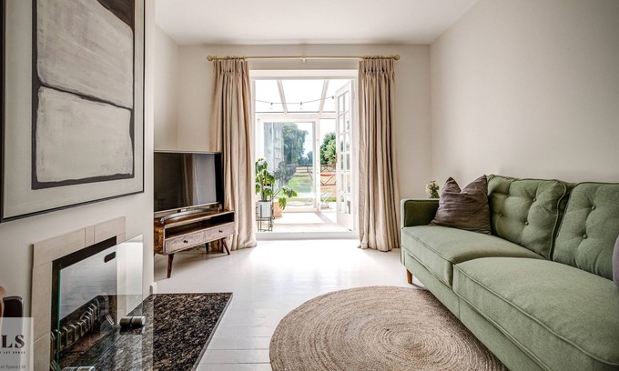 Burcot Apartment | Kates Cottage is a two bed cottage with River Thames frontage and mooring