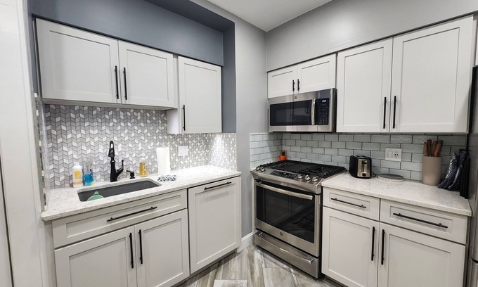 Terre Haute House | Katherine's Cozy Bungalow! No Check-out List! THREE bedroom with QUEEN beds!