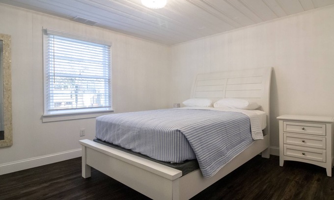 Newport East House | “Kathleen” Renovated 4 bed 2 bath Newport house