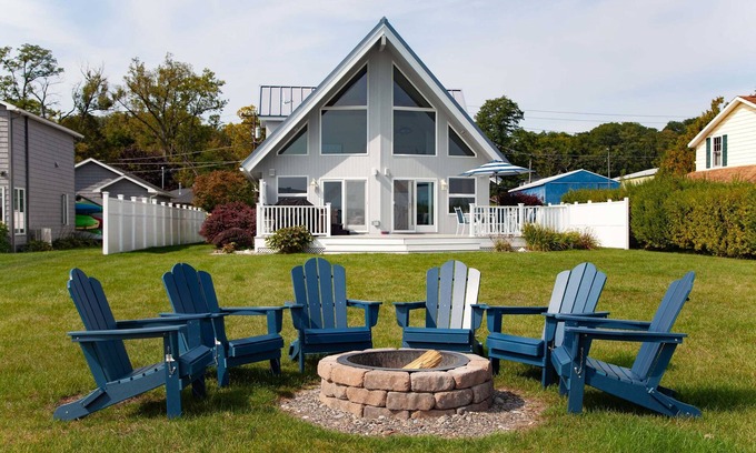 Geneva House | Katie’s Cottage Lakefront Stay w/Hot Tub & Kayaks
