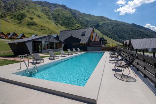 Stepantsminda Apartment | Kazbegi Targmani Cottages