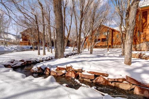 Park City Apartment | KBM Resorts Timber Wolf Lodge Mountain Elegance with Gas Fireplace Common Hot Tubs Near Canyons Village TWL-5b