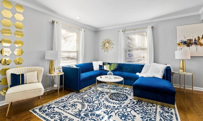 South Kansas City House | KC Coach House - Walk to UMKC/Brookside/Plaza + Streetcar!