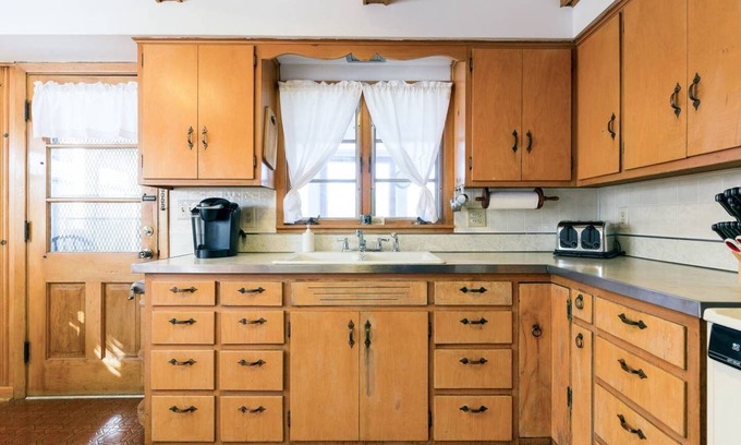 Kansas City House | KC's Stadium B&B Chiefs/Royals, I-70, parking, pets, Whole house, fenced yard