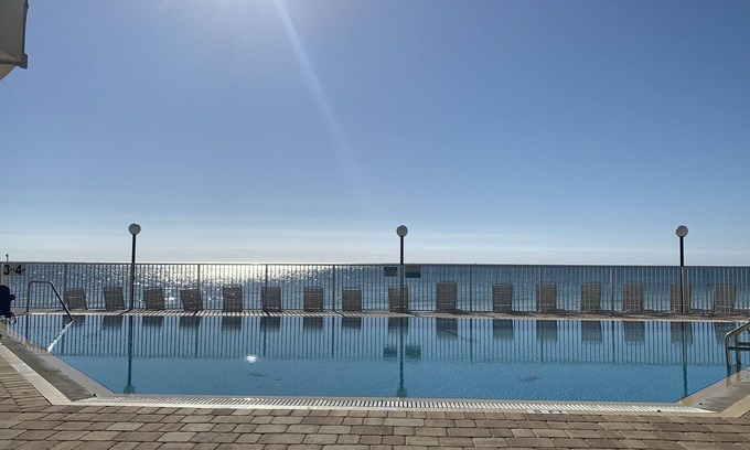 Marathon Villa | KE Arrive any day, pool on beach, full Kitchen, W/D, Parking, Docks, balcony,