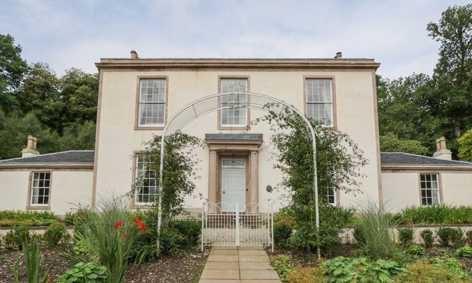 Rothesay Cottage | KEAN'S COTTAGE, pet friendly in Rothesay, Isle Of Bute