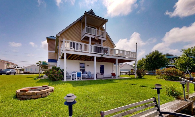 Keen-Wik On the Bay House | Keenwik on the Bay waterfront home with AC, gas fireplace, firepit, & dock