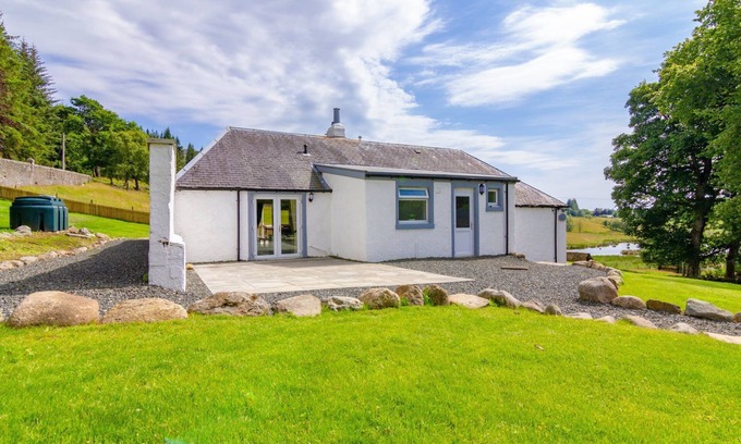 Blairgowrie Cottage | Keepers Cottage - sleeps 6 guests in 3 bedrooms, hot tub.