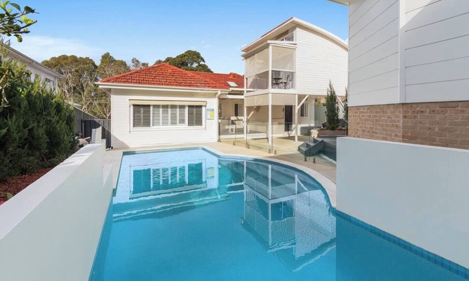 Keiraville House | Keira Poolside Escape Wollongong and UOW Proximity