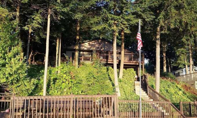 Suring Cottage | Kelly Lake, Lakefront Rental Cottage