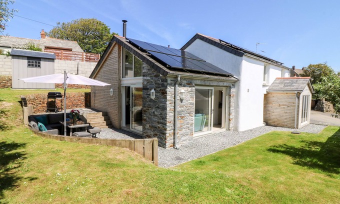 Trelights Cottage | KELMSCOT, pet friendly, luxury holiday cottage in Trelights