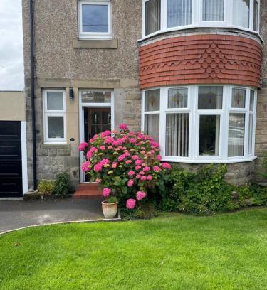 Seahouses House | Kelvinside, Seahouses, 2 minute walk into village