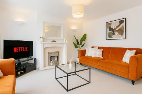 Bedford House | Kempston Home Sleeps 7-9 Long Stays Parking