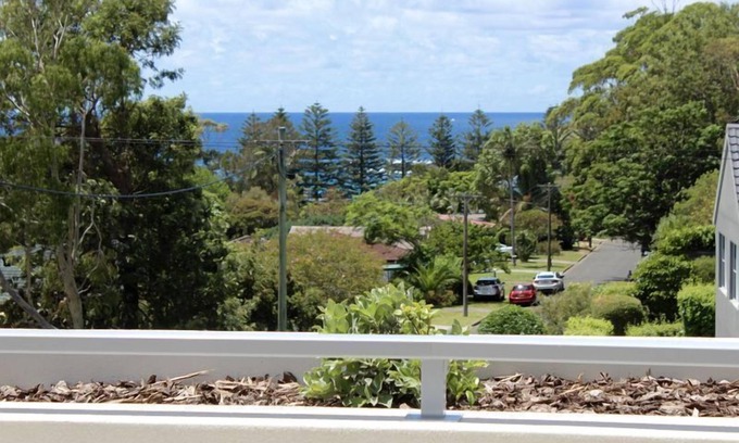 Kiama Apartment | Kendalls Beach, walk to beach, restaurants , shops, ocean walk tracks , train.