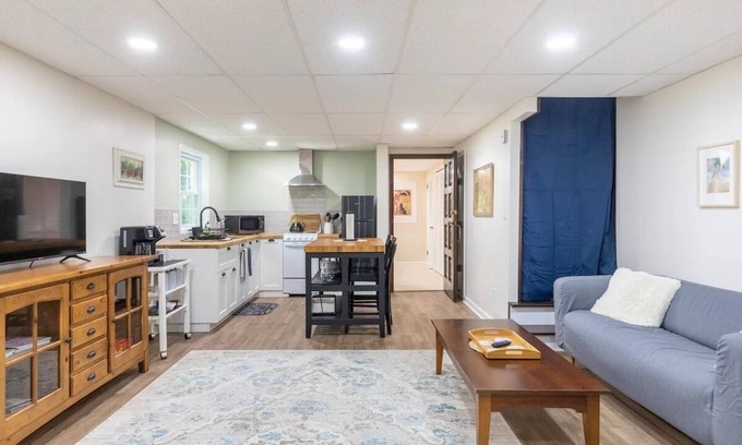 Stone Mountain Cottage | Kenilworth Lake's French Cottage