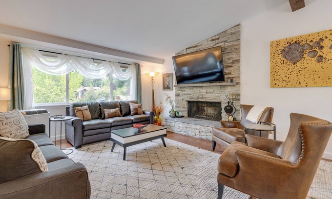 Kenmore Apartment | Kenmore Retreat w/Shared Hot Tub - 1 Mi to Lake!
