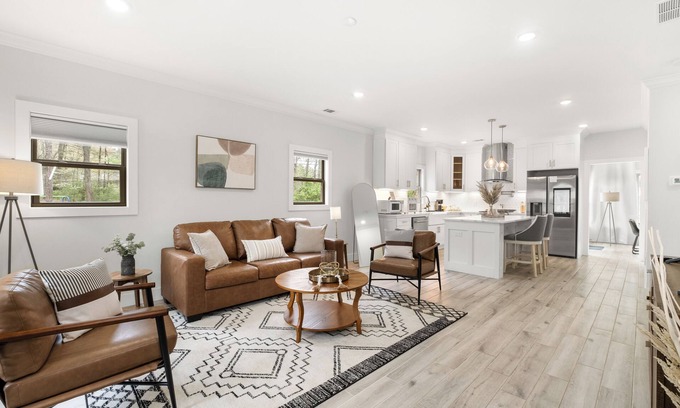 Town Center House | Kennesaw Charm-3 min to Downtown & Pet Friendly!