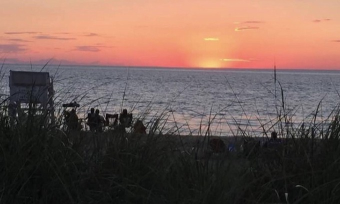 Southold Cottage | KENNEY’s BEACH: SOUTHOLD BEACH COTTAGE Waterview, walk to Beach.