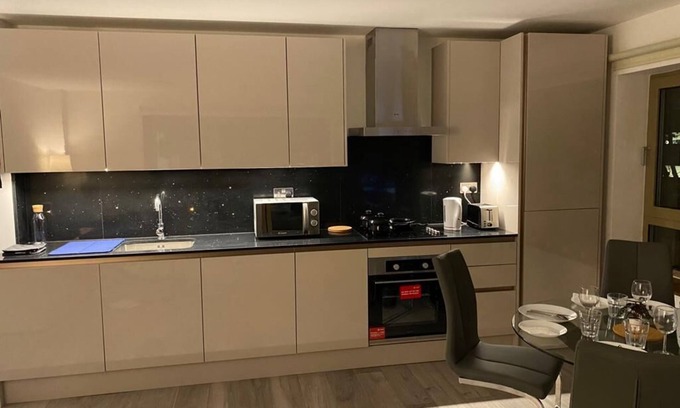 Slough Apartment | Kensington House by Solitaire Suites