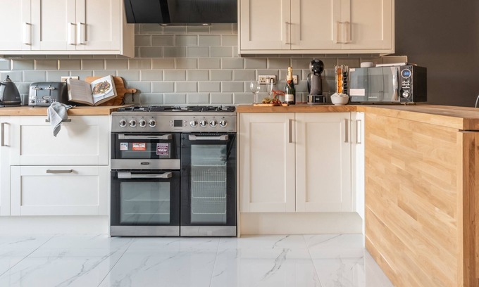 Newport House | Kensington Place - 4 Bedroom Home w Free Parking