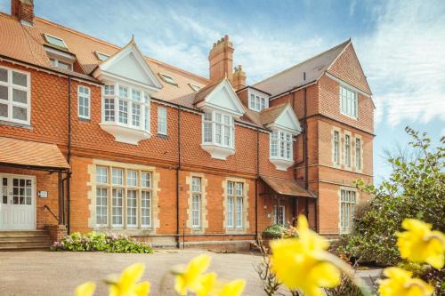 Meads Apartment | Kent House: contemporary flat close to seafront