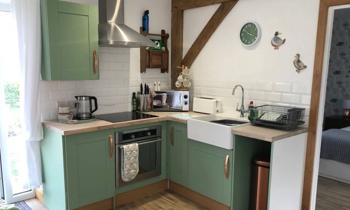 Willesborough Cabin | Kentish Countryside, great outside space cosy, fire pit, hot tub