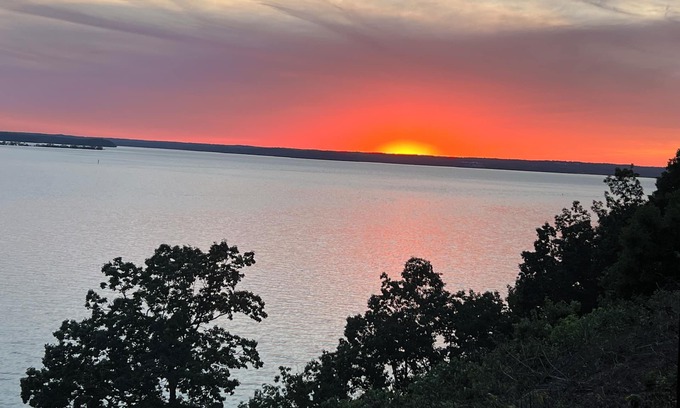 Dover House | Kentucky Lakefront: 6-Star Sunset Views & Private Decks 4 BR, Kayaks Boat Access