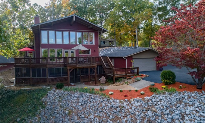 New Concord Ski Chalet | Kentucky Lakefront Chalet/Near Murray Ky & Paris Landing Area /W Hot Tub n Dock