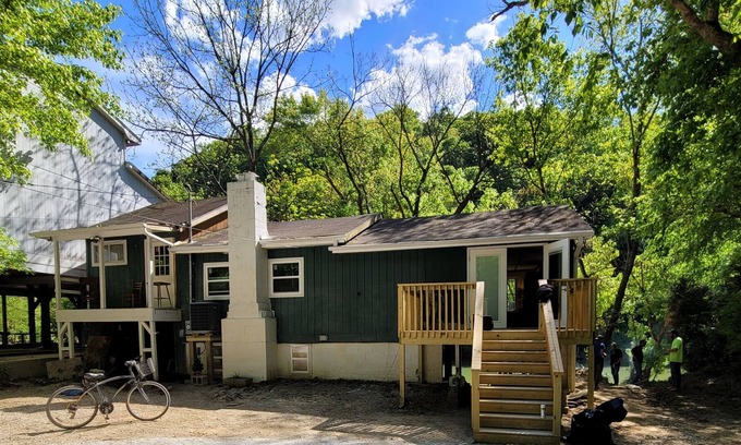 Lexington House | Kentucky River frontage and less than a mile off I-75