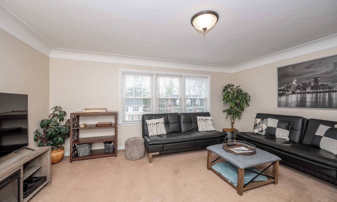 Roselawn Finance Condo | Kenwood Keys 2 Stay for 6!