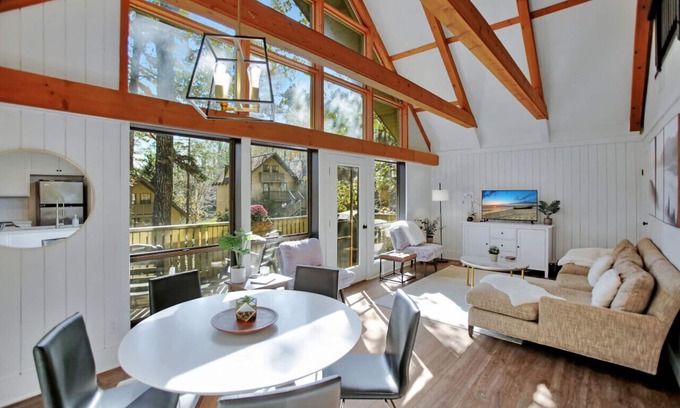 Salem Condo | Keowee Key Condo Modern Meets Cozy Private Golf Lake Tennis Community