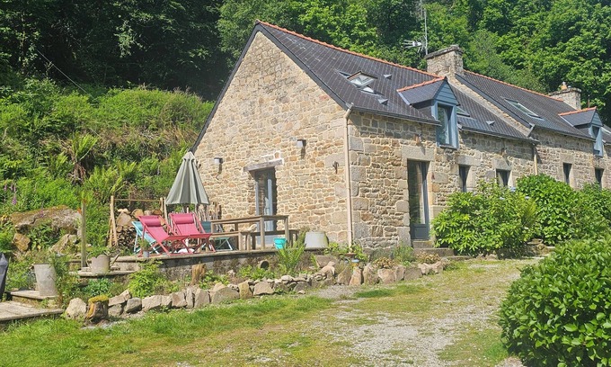 Ploerdut Cottage | Ker Adèle: cosy longère in the heart of a wood