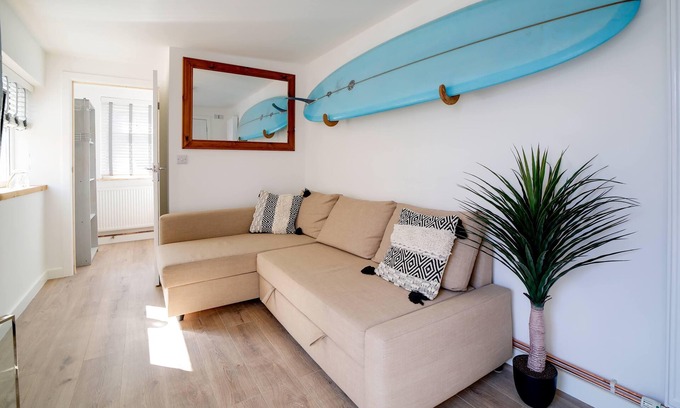 Hayle Ski Chalet | Kernick Sands - 10min walk through the sand dunes to the beach. Private Parking!