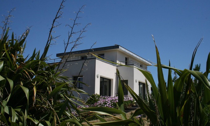 Plozevet House | KerPoulhan - Large contemporary house with garden and sea view