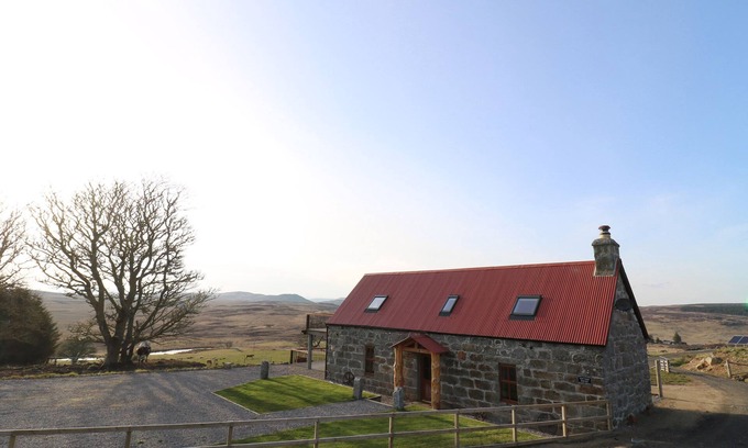 Rogart Cottage | KESTREL COTTAGE, pet friendly, character holiday cottage in Rogart