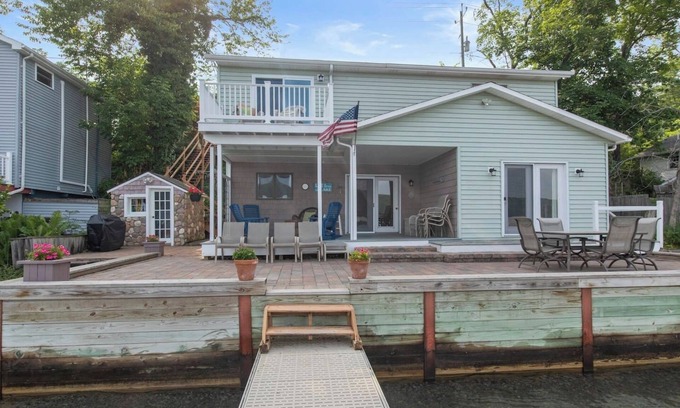 Branchport House | Keuka Lakefront | Hot Tub | Dock w Hoist | FLX