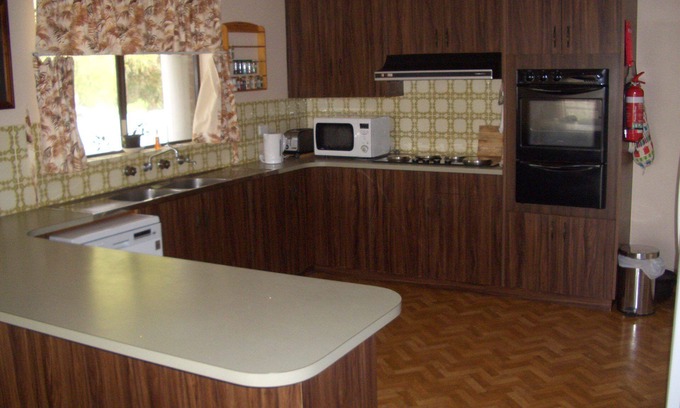 Melville House | Kev's Place ~ Spacious ~ short walk to the beach ~ Pet Friendly