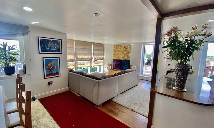 London Borough of Hounslow Apartment | Kew Garden 2-Floors Penthouse
