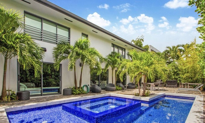 Key Biscayne Villa | Key Biscayne modern villa w/pool and spa, 5 min from the beach!