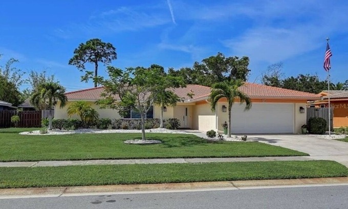 Gulf Gate Woods House | KEY DREAMS-LARGE HEATED POOL-3 BR-10 MIN TO SIESTA KEY-SLEEPS 8-GULF GATE