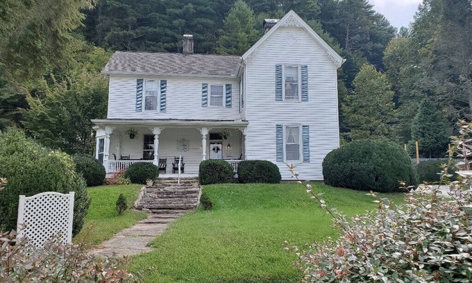 Pisgah Forest Bed & Breakfast | Key Falls Inn