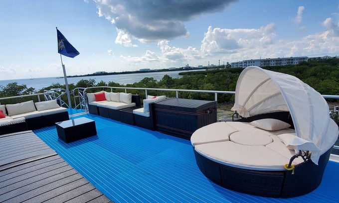 Key West Boat Rental | Key West Luxury Houseboat