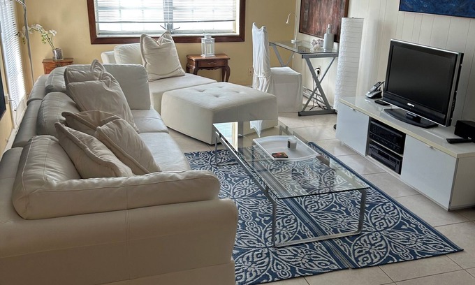 Key Biscayne Condo | Keybiscayne Charmer half a block from private Beach, Restaurants and Boutiques!