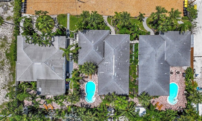 Clearwater Beach Cottage | KEYLIME COTTAGE Heated Pools, steps from the beach perfect location