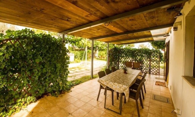 Ortona House | Khaki. Rustic 6/8 p. country house with garden and pool