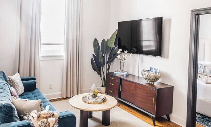 Downtown Charleston Apartment | Kiawah Suite at 360 King