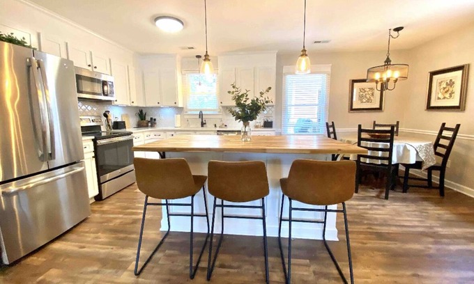 Mayhew House | KickbackCottageLKN - Cozy 3BR, walk to marina and lake