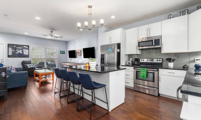 Auburn House | Kid Friendly Townhome! 3/4 mi to Jordan Hare!